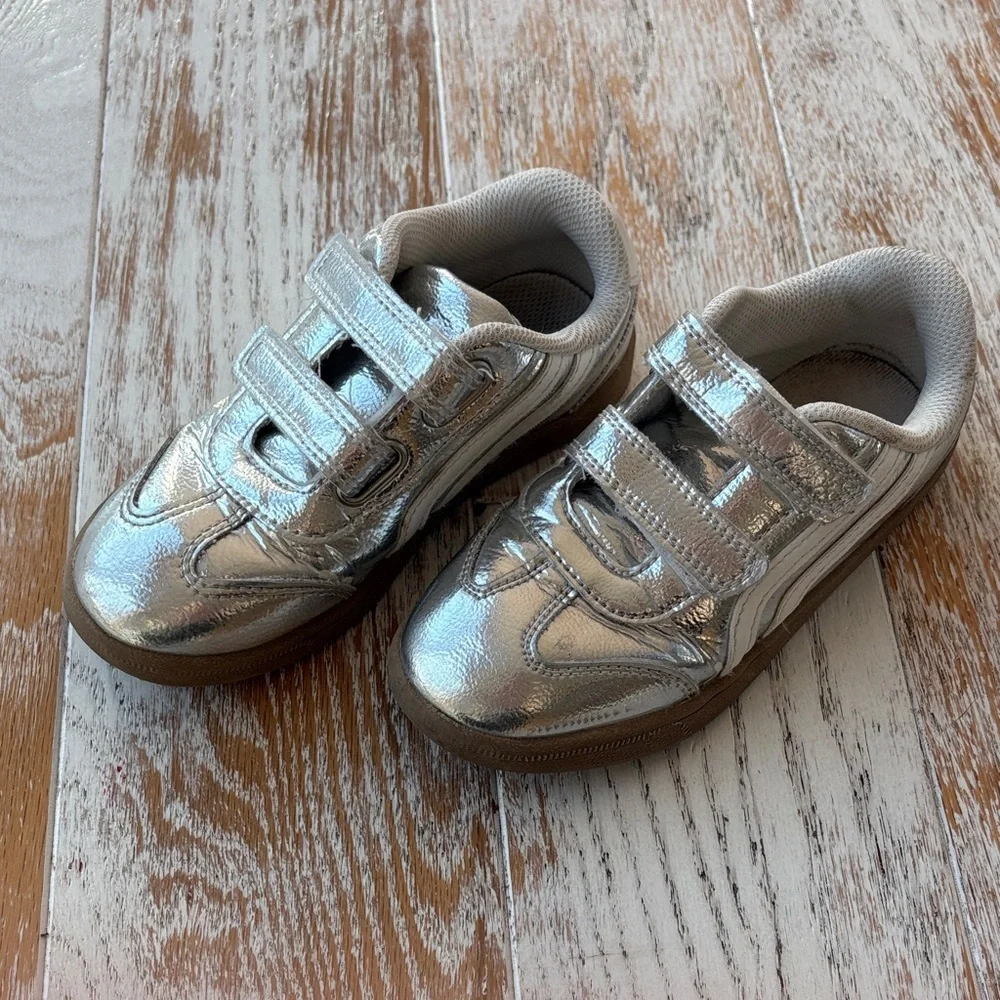 Fabulous Silver Trainers - Picture 1 of 3